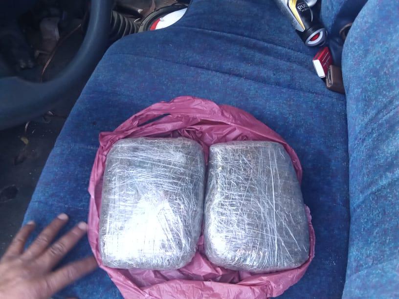 Arrestan sujeto acusado de transportar unas dos libras de supuesta marihuana