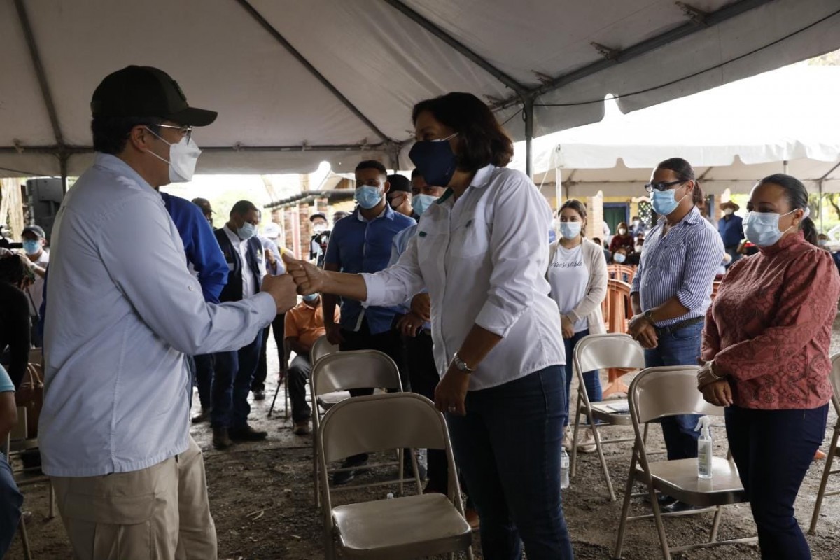 Presidente Hernández entrega capital semilla, créditos y bonos a emprendedores en La Ceiba Presidente Hernández entrega capital semilla, créditos y bonos a emprendedores en La Ceiba