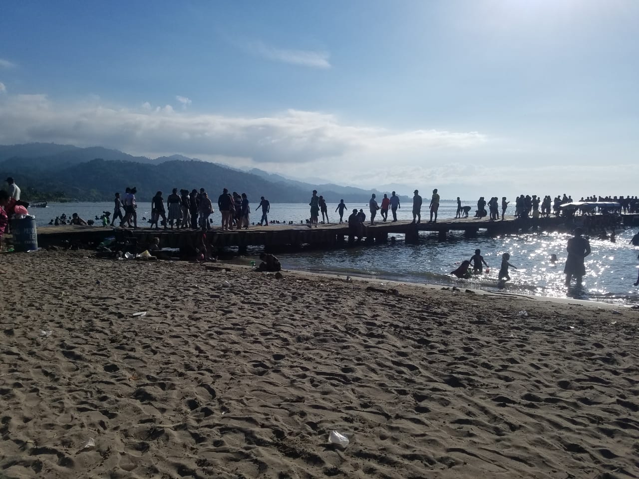 A pesar de la pandemia abarrotadas las playas de Omoa, Cortés en la celebración de «Año Nuevo»