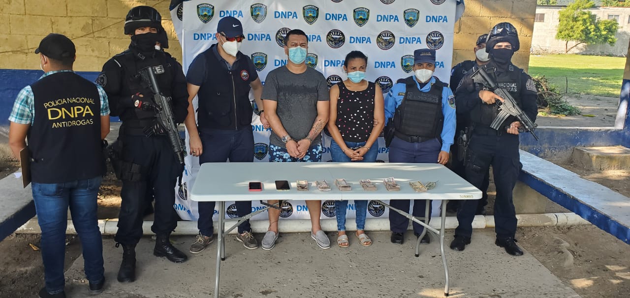 Con más de 200 mil lempiras capturan a pareja en SPS Con más de 200 mil lempiras capturan a pareja en SPS