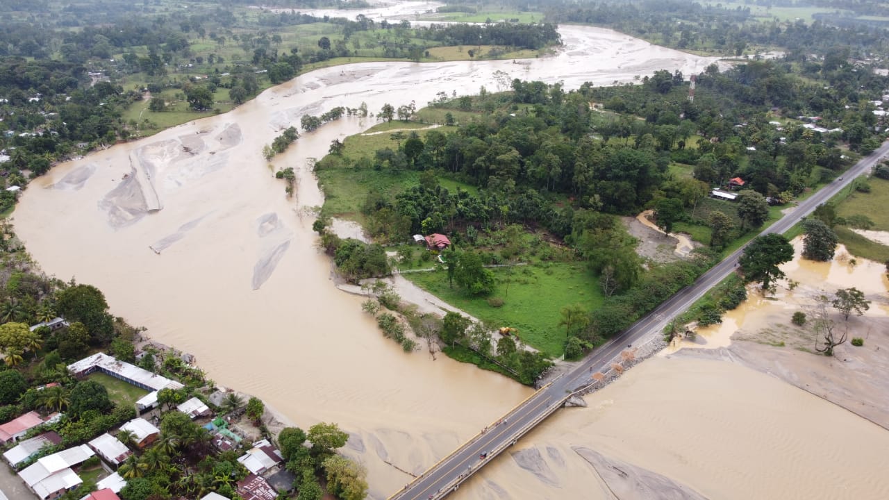 Frente frío provoca desbordamientos del río Tegucigalpita e inundaciones en Omoa Cortés Frente frío provoca desbordamientos del río Tegucigalpita e inundaciones en Omoa Cortés