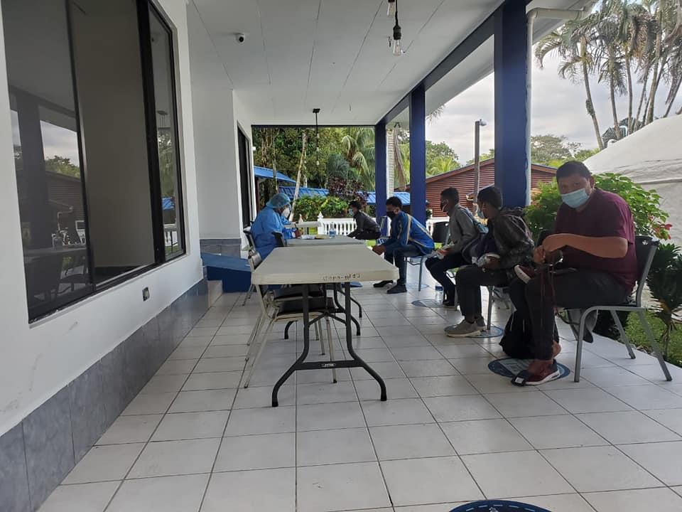 Retornan 142 migrantes hondureños deportados de México a Omoa, Cortés Retornan 142 migrantes hondureños deportados de México a Omoa, Cortés