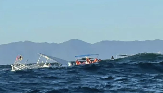 Se hunde embarcación con 60 turistas a bordo en Puerto Vallarta, México