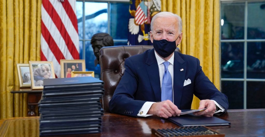 Biden revoca orden de Trump sobre educación patriótica