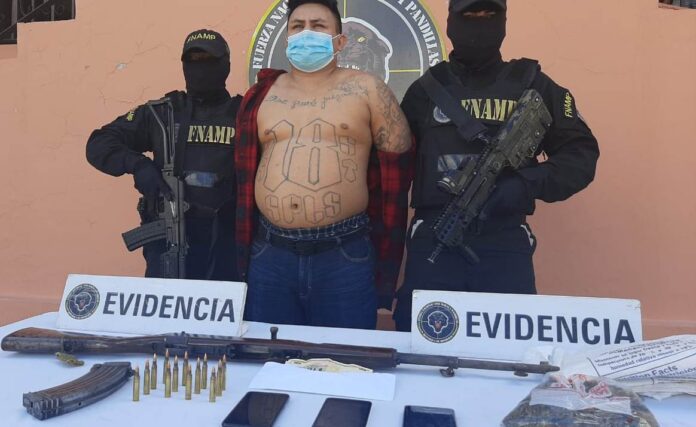 Capturan a «Sharpie» líder de la pandilla 18 en la capital Capturan a «Sharpie» líder de la pandilla 18 en la capital