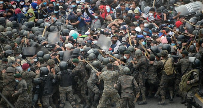 ¡Brutal represión! Policía de Guatemala dispersó con bombas lacrimógenas caravana de migrantes hondureños