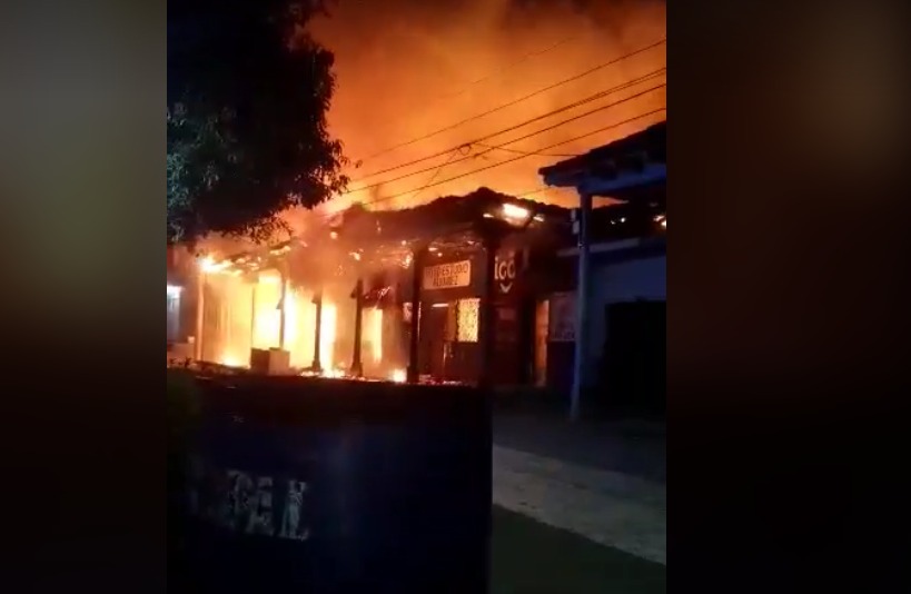 ¡Incendio de grandes proporciones! consume ocho locales en el mercado de Orocuina, Choluteca.
