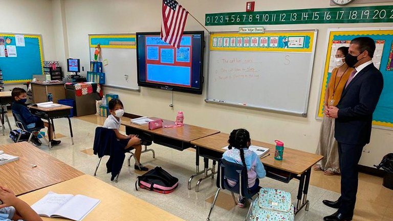 Miami mantiene abiertas todas sus escuelas aunque superó los 350 mil contagios de Covid-19 Miami mantiene abiertas todas sus escuelas aunque superó los 350 mil contagios de Covid-19