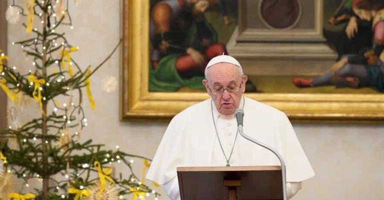El papa Francisco autoriza que las mujeres puedan dar la comunión y leer palabra de Dios, pero no ser sacerdotes El papa Francisco autoriza que las mujeres puedan dar la comunión y leer palabra de Dios, pero no ser sacerdotes