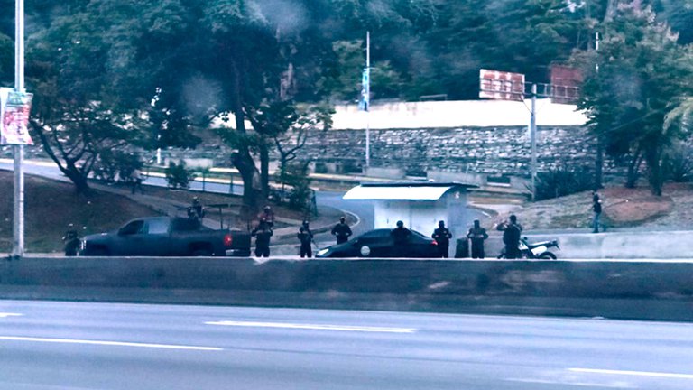 Fuerzas del gobierno de Nicolás Maduro rodean la residencia de Juan Guaidó en Caracas Fuerzas del gobierno de Nicolás Maduro rodean la residencia de Juan Guaidó en Caracas