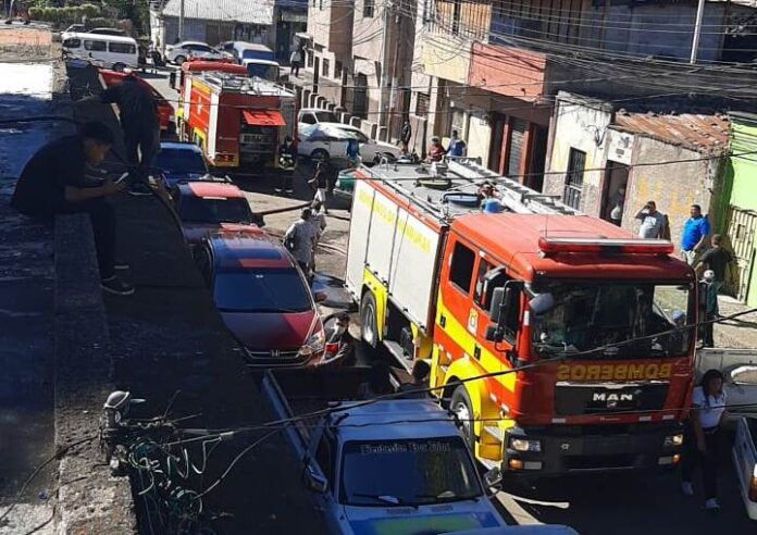 Bomberos logran sofocar voraz incendio en El Chiverito Bomberos logran sofocar voraz incendio en El Chiverito