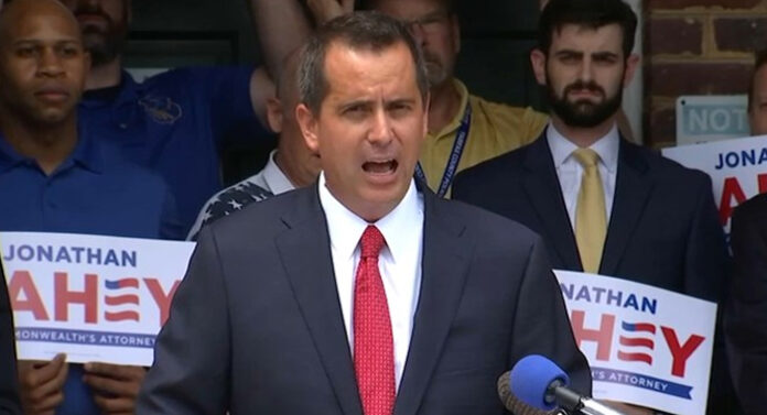 ¡Continua el éxodo de funcionarios! Renuncia el director de Inmigración de EEUU