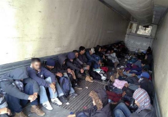 Hallan a 150 inmigrantes escondidos en un camión en Texas Hallan a 150 inmigrantes escondidos en un camión en Texas
