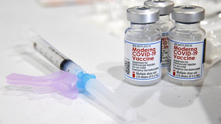 Epidemióloga de California pidió no usar un lote de miles de vacunas de Moderna por reacciones alérgicas