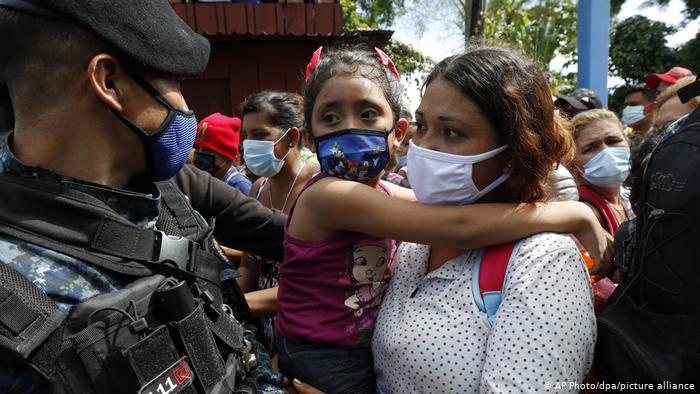 Al menos 40 menores de la caravana están en poder de las autoridades guatemaltecas