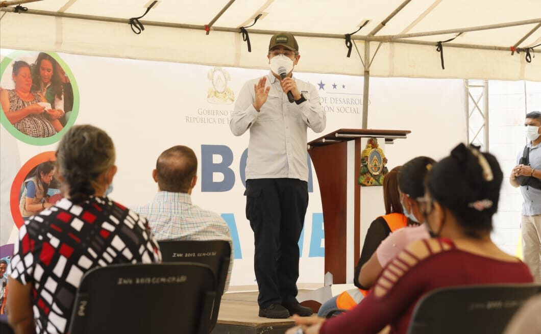 Presidente Hernández inicia pago de bono de emergencia de Operación No Están Solos por más de 300 millones de lempiras Presidente Hernández inicia pago de bono de emergencia de Operación No Están Solos por más de 300 millones de lempiras