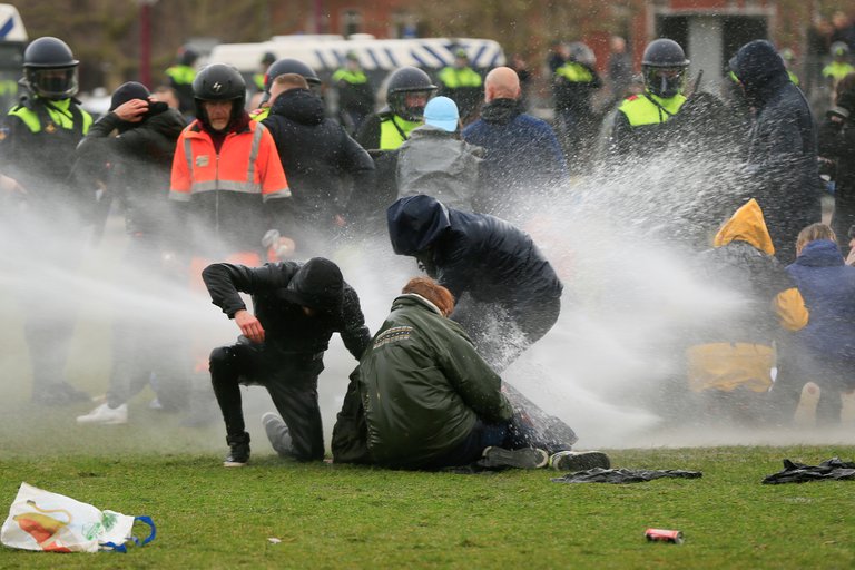 Protestas en Holanda contra el toque de queda decretado para frenar el avance del Coronavirus Protestas en Holanda contra el toque de queda decretado para frenar el avance del Coronavirus