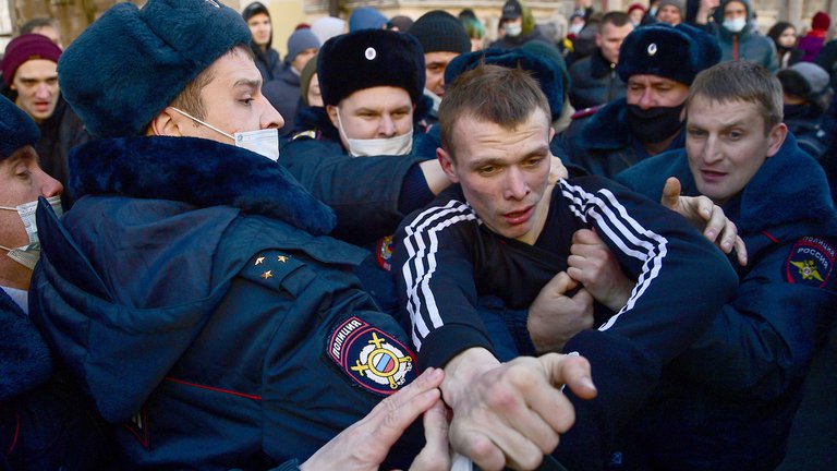 Más de 300 personas fueron detenidas en Rusia en las manifestaciones a favor del opositor Alexei Navalny Más de 300 personas fueron detenidas en Rusia en las manifestaciones a favor del opositor Alexei Navalny