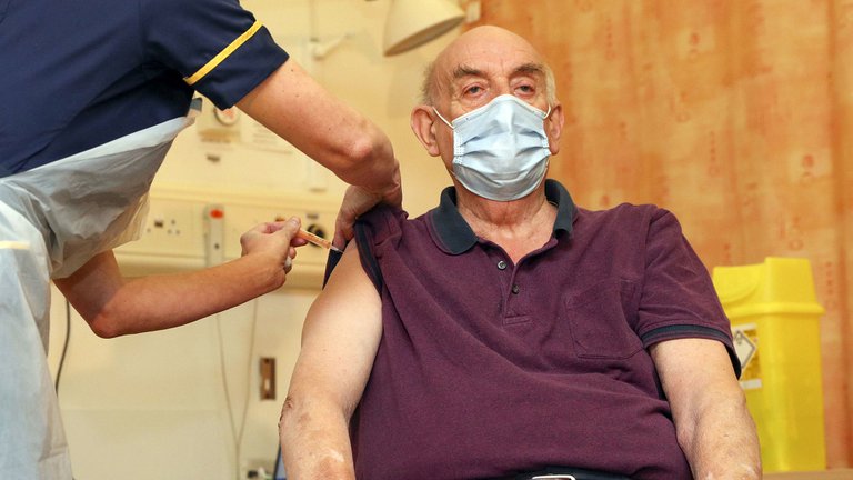 Reino Unido comenzó a aplicar la vacuna de Oxford/AstraZeneca contra la Covid-19