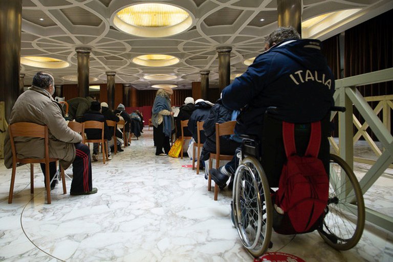 El Vaticano comenzó a vacunar a personas sin techo en centros de asistencia de Roma