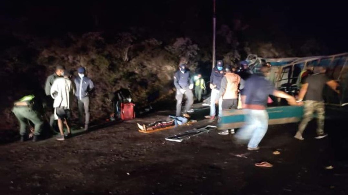 Al menos 5 muertos en accidente de tráfico de convoy militar en Venezuela