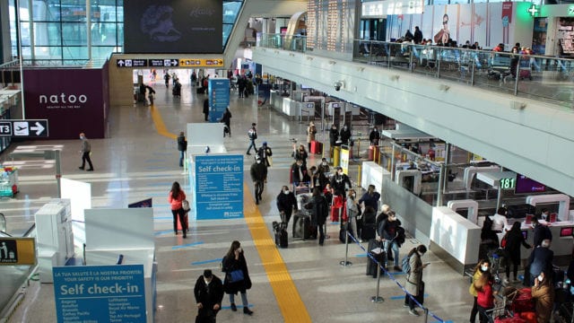 Ómicron provoca la cancelación de cerca de 8.000 vuelos en todo el mundo en Navidad Ómicron provoca la cancelación de cerca de 8.000 vuelos en todo el mundo en Navidad