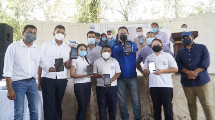 Entregan Tablet a estudiantes de Yoro Entregan Tablet a estudiantes de Yoro