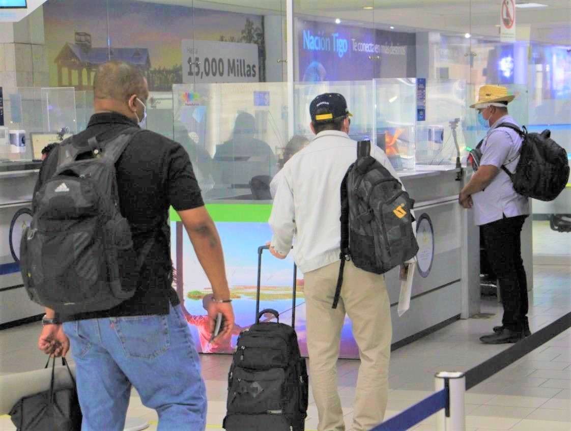 Continúan restricciones para viajeros provenientes del Reino Unido y Sudáfrica