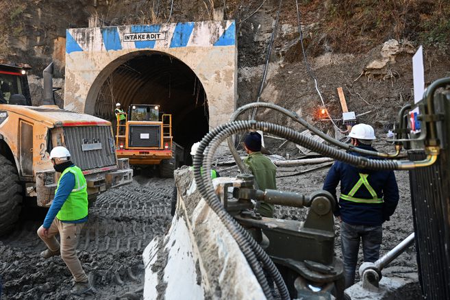Dramática lucha para salvar a 34 personas bloqueadas en un túnel en India Dramática lucha para salvar a 34 personas bloqueadas en un túnel en India