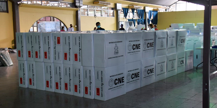 Magistrado del CNE:  Arranca el armado de 19 mil maletas electorales en el INFOP  