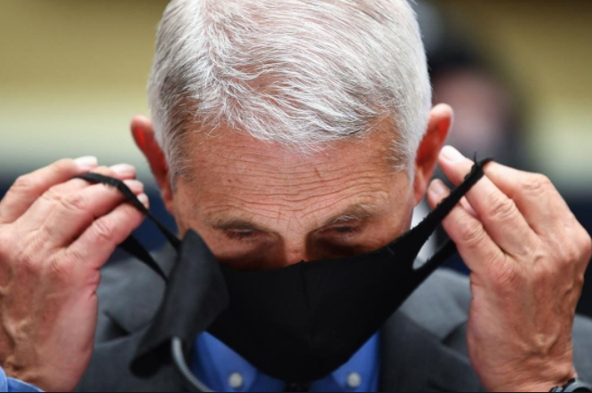 Principal experto del gobierno en enfermedades infecciosas de EEUU asegura que las «mascarillas serán necesarias por muchos meses más»