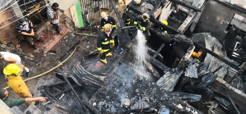 Feroz incendio consume varias viviendas en la col. Divanna de Comayagüela