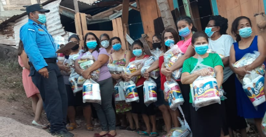 Policía Nacional lleva vivieres a 33 familias de escasos recursos económicos