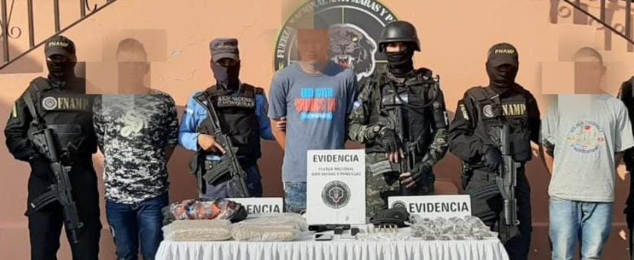 Capturan a tres integrante de la Mara MS-13 en posesión de droga y arma de fuego Capturan a tres integrante de la Mara MS-13 en posesión de droga y arma de fuego