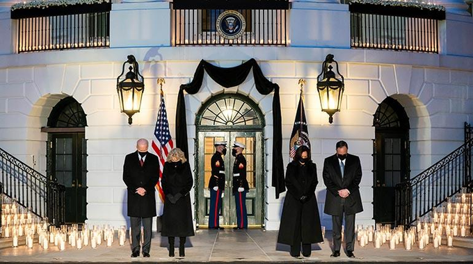 El presidente, Joe Biden, encabezó una vigilia en memoria de los 500 mil fallecidos por #COVID19 en EEUU