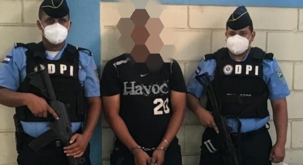 Supuesto miembro activo de la MS detenido en posesión de más de 100 envoltorios con droga en Col. 3 de Mayo Supuesto miembro activo de la MS detenido en posesión de más de 100 envoltorios con droga en Col. 3 de Mayo