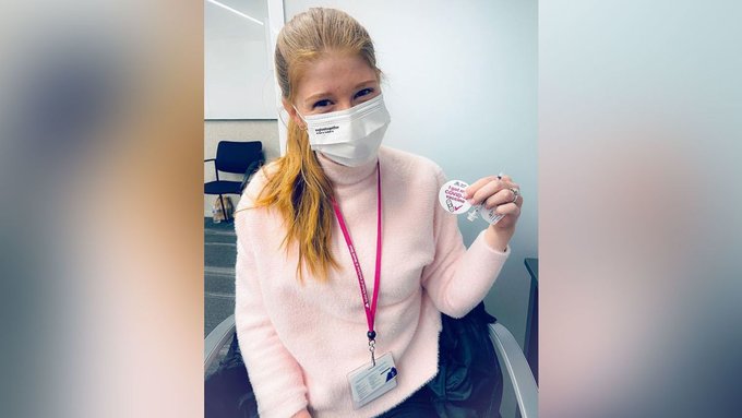 La hija de Bill Gates, Jennifer, se vacuna contra el covid-19 y bromea sobre una de las teorías de la conspiración