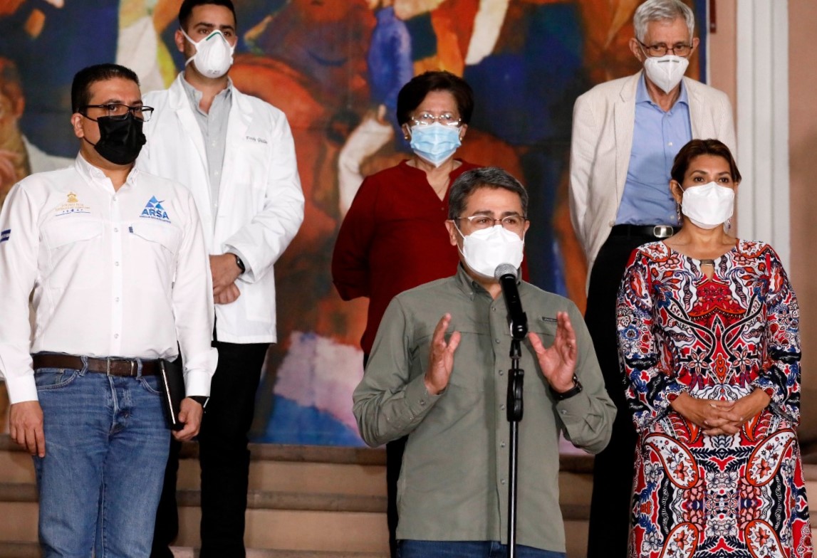 Gobierno garantiza inmunizar primero contra la Covid-19 a trabajadores de la salud del sector público y privado