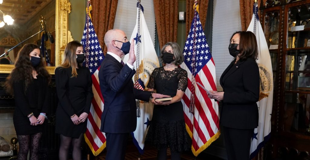 Alejandro Mayorkas jura como secretario de Seguridad de EEUU; es el primer latino en el cargo Alejandro Mayorkas jura como secretario de Seguridad de EEUU; es el primer latino en el cargo