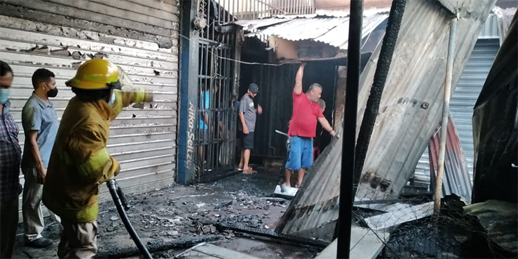 Voraz incendio en Choluteca arrasa con varios locales