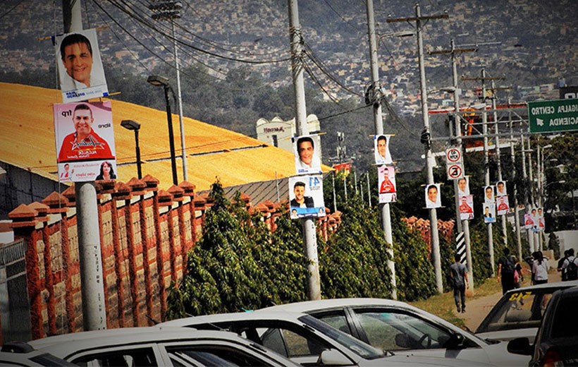 ENEE prohíbe las propagandas políticas y comerciales en postes de alumbrado público