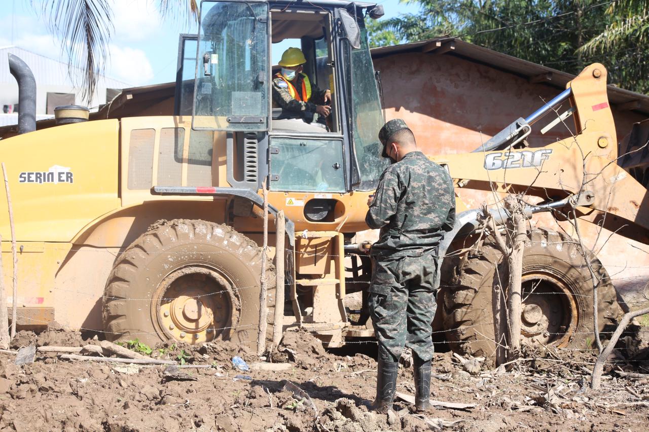 FFAA avanzan en labores de limpieza en los campos de la zona sur de El Progreso FFAA avanzan en labores de limpieza en los campos de la zona sur de El Progreso
