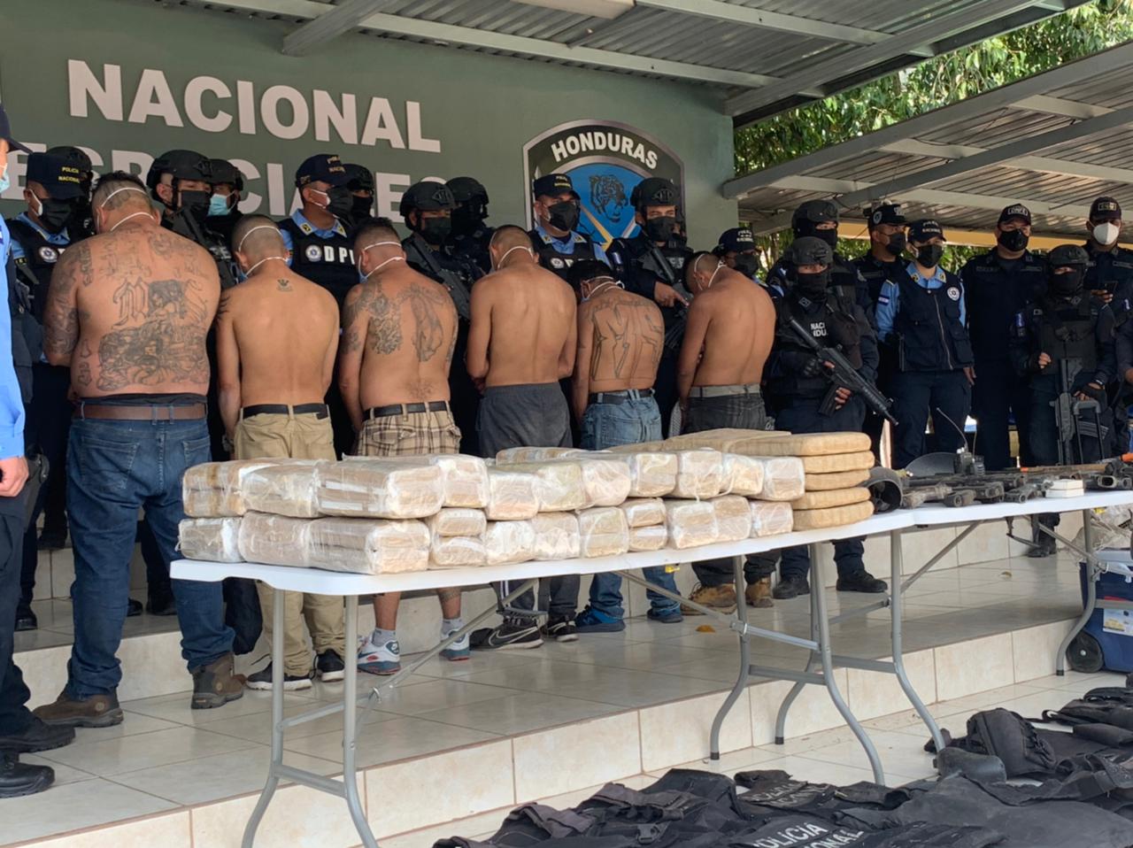 La Policía: Desmantela laboratorio de drogas y campo de entrenamiento de la MS13