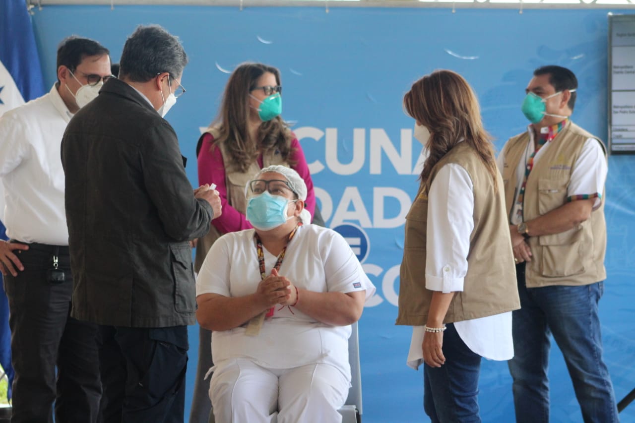 Enfermera: “Doy gracias a Dios por permitirme recibir la vacuna contra la Covid-19” Enfermera: “Doy gracias a Dios por permitirme recibir la vacuna contra la Covid-19”