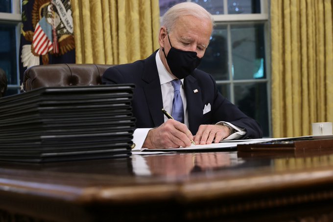 Biden firmó tres órdenes ejecutivas para revertir políticas migratorias de Trump Biden firmó tres órdenes ejecutivas para revertir políticas migratorias de Trump