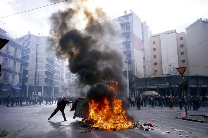 Miles de estudiantes griegos protestan contra la nueva ley universitaria Miles de estudiantes griegos protestan contra la nueva ley universitaria