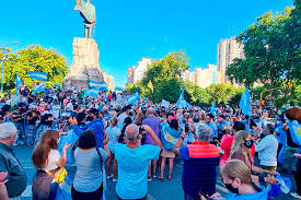 Argentinos protestan contra el Gobierno por el escándalo de las vacunas VIP