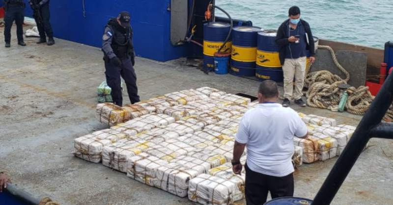 Incautan 1,400 kilos de cocaína en embarcación en Islas de la Bahía Incautan 1,400 kilos de cocaína en embarcación en Islas de la Bahía