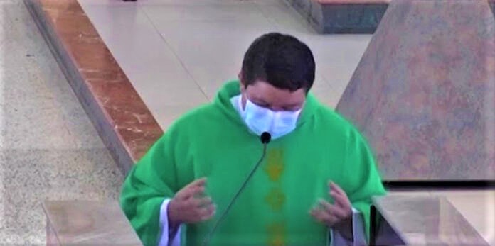 Padre Cecilio Rivera  durante Homilía: “Debemos evitar la tentación y ambiciones personales”