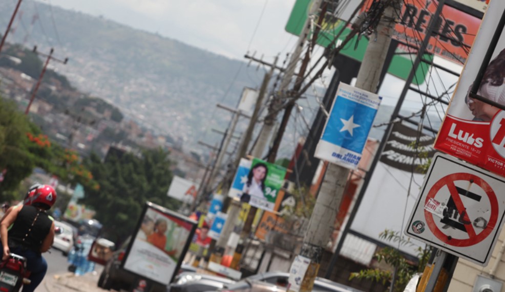 Políticos molestos porque les quitaron la propaganda de los postes del tendido eléctrico